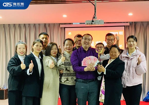 冠軍——華南分公司 由高總頒發獎杯